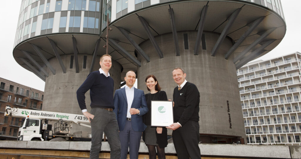 Overlevering af vores svanemærket certifikat for vinduespolering