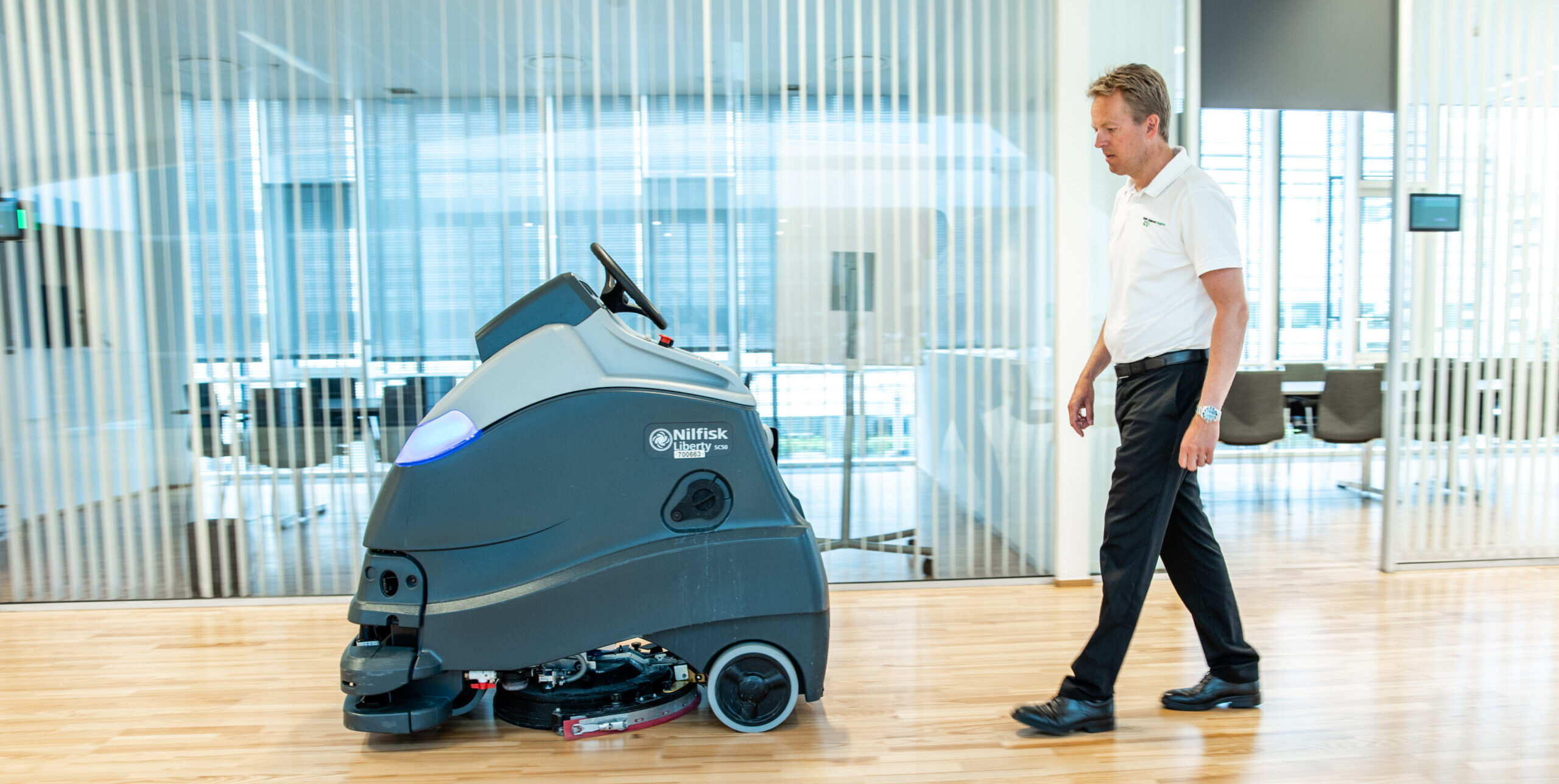 Robotgulvvaskemaskine og Lars Rubæk Kiil