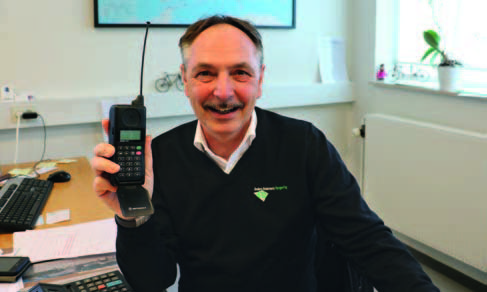 Bjørn Rasmussen som holder en gammeldags telefon