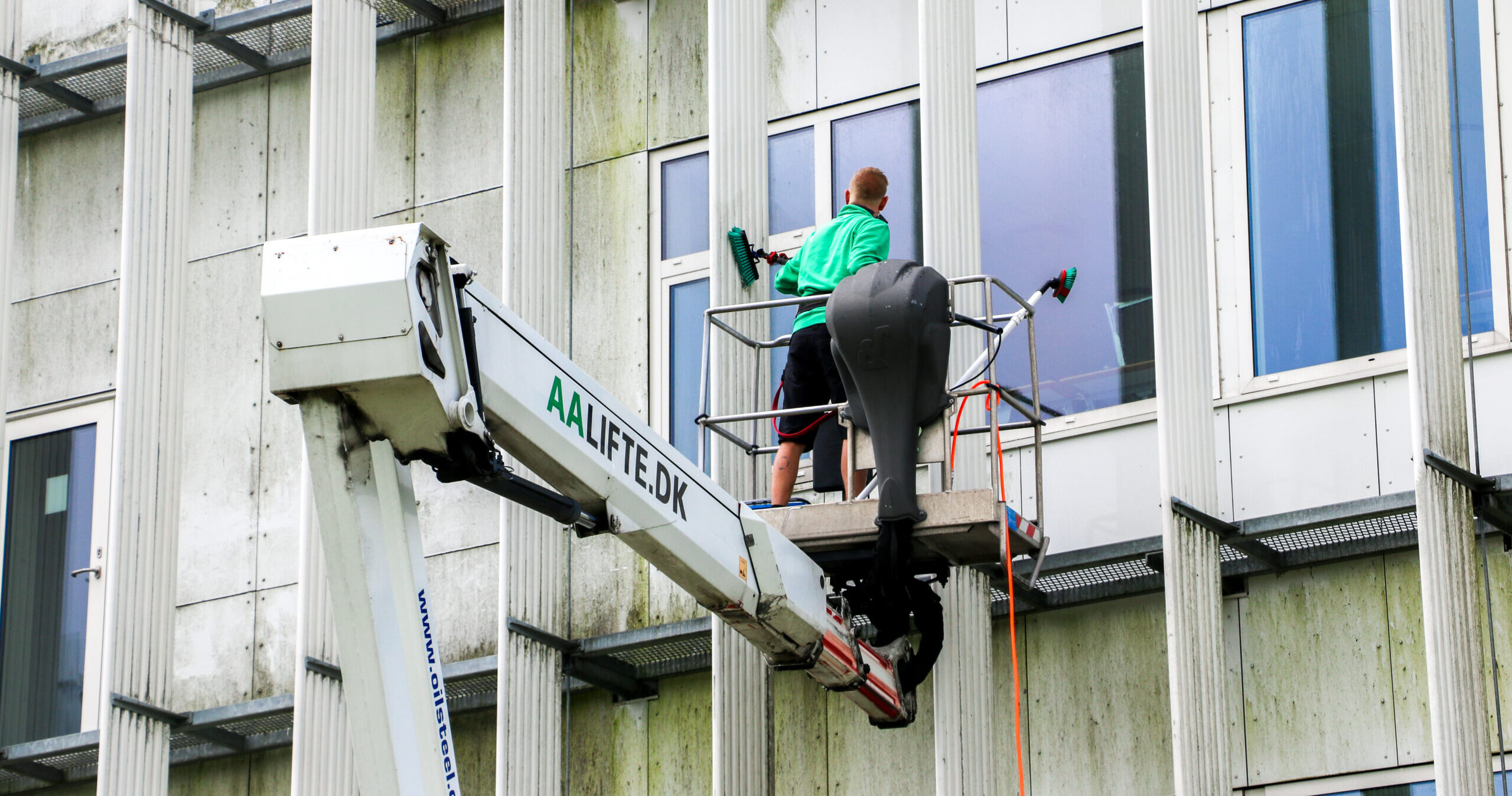 Rengøring af facader fra lift