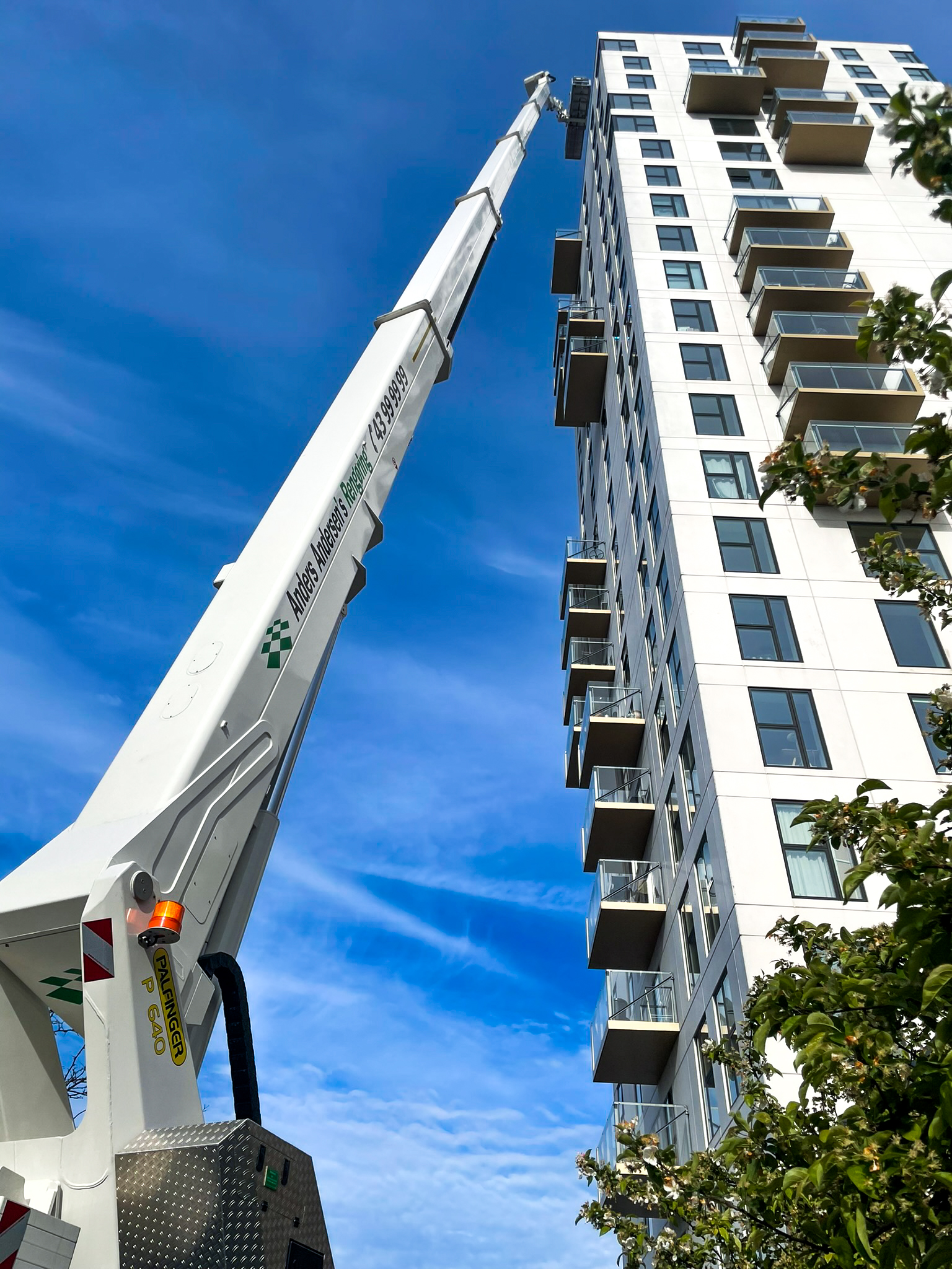 64 meter lift som pudser vinduer på en bygning