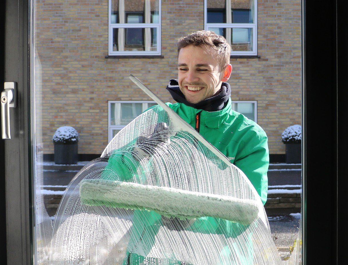 Vinduespolering i øjenhøjde