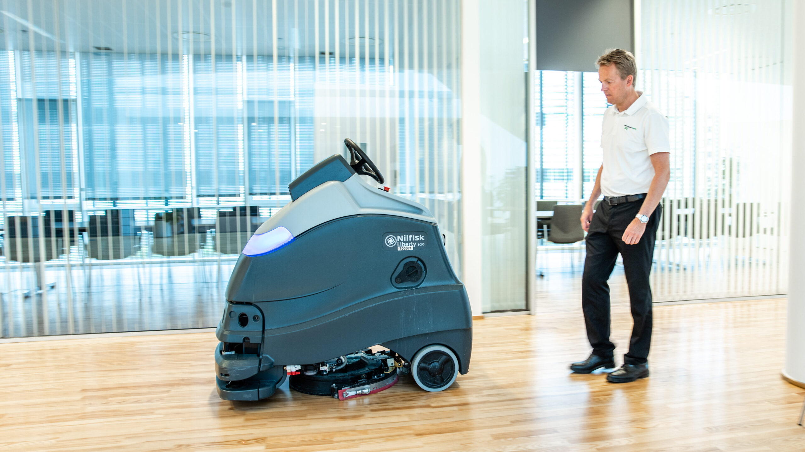 Robotgulvvaskemaskine som testes hos en af vores kunder af Lars Rubæk Kiil, afdelingsleder for teknisk afdeling