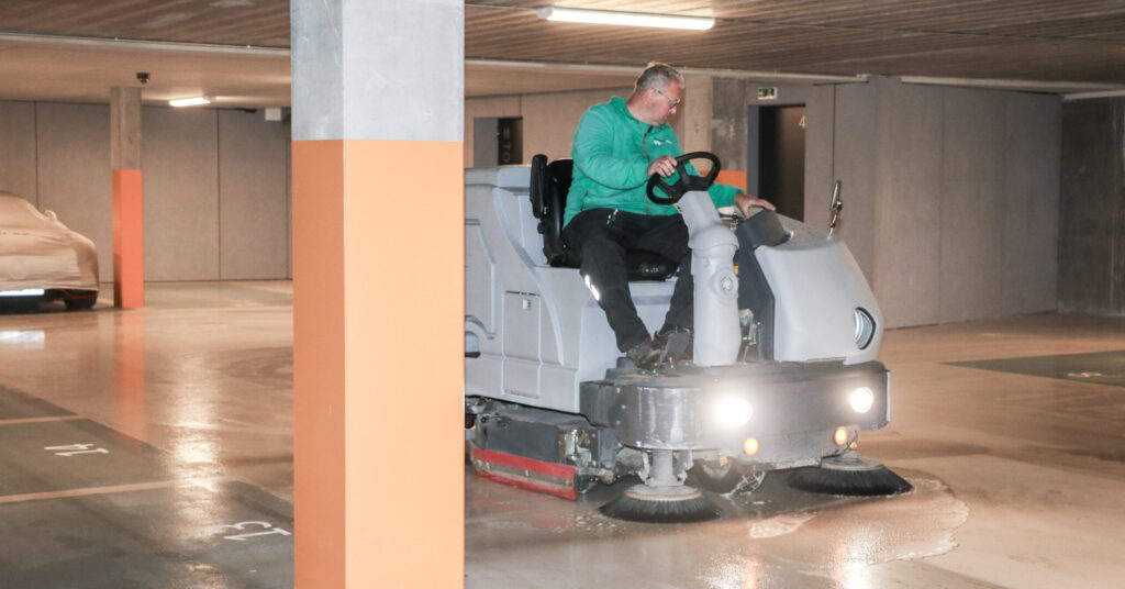 Maskine som rengøre parkeringsfaciliteter