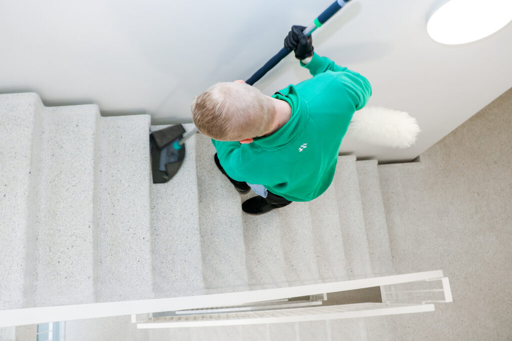 Medarbejder fra Anders Andersens Rengøring foretager trappevask