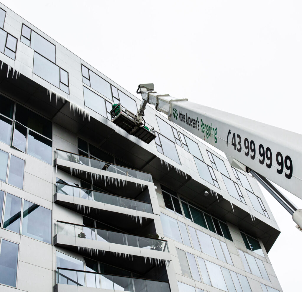 Lift fra Anders Andersens Rengøring fjerner istapper