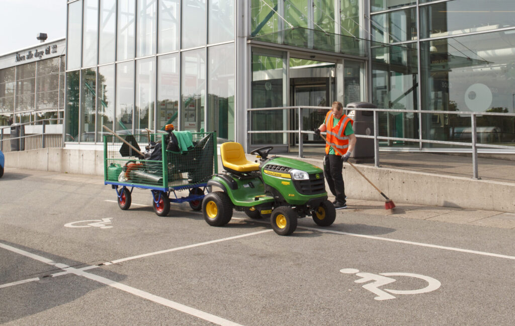 Vicevært fra Anders Andersens Rengøring fejer udendørsareal