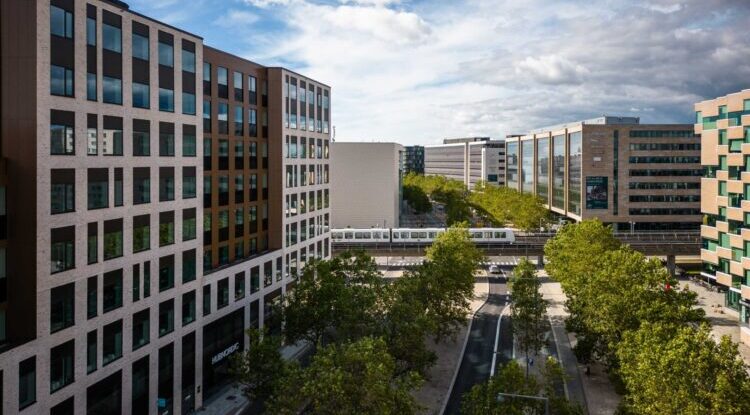 HUB 1 ejendommen ses til venstre. HUB 2 og HUB 3 er de to ejendomme, der ses til højre på den anden side af metrotoget.