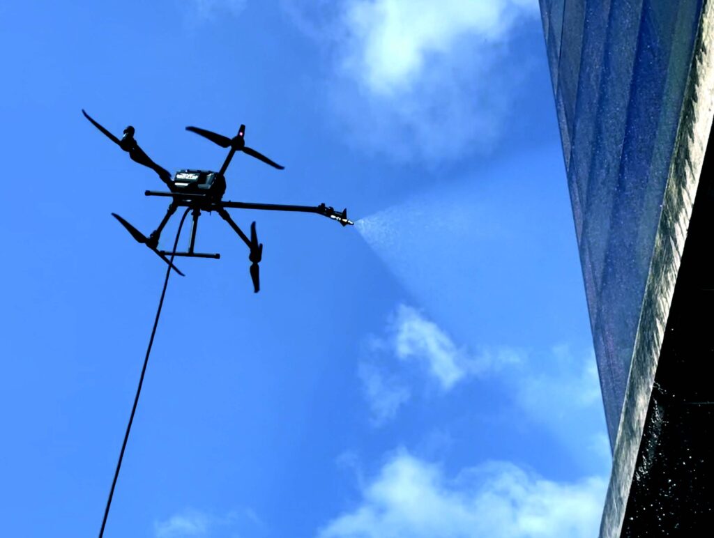 Drone pudser vinduer