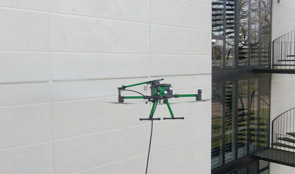 Drone pudser vinduer