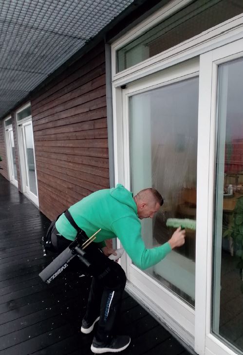 Vinduespudsning foretaget af medarbejder fra Anders Andersens Rengøring