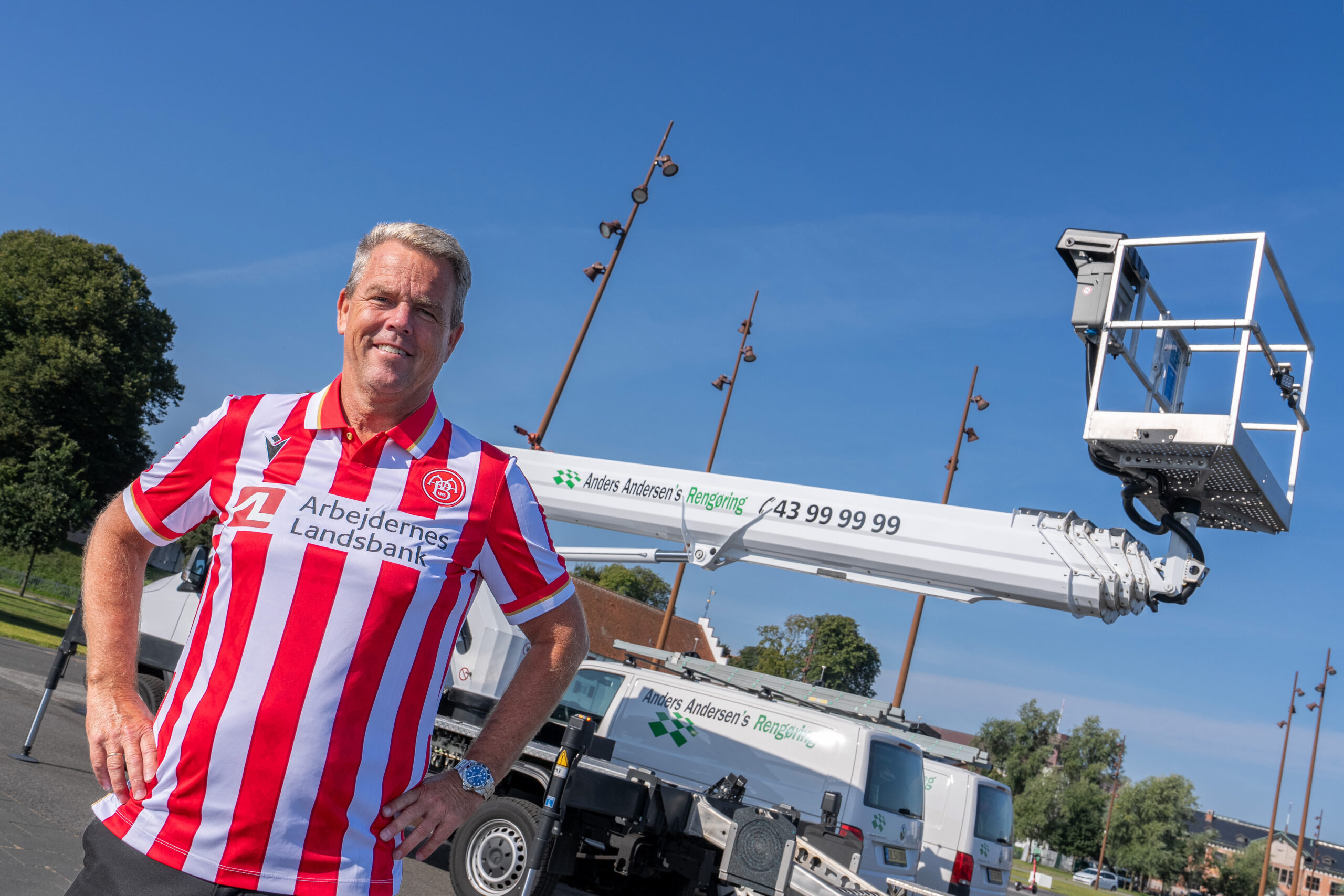 Medarbejder hos Anders Andersens rengøring iført fodboldtrøje