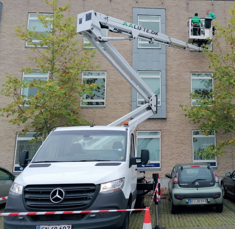 Lift til vinduespudsning fra Anders Andersens Rengøring