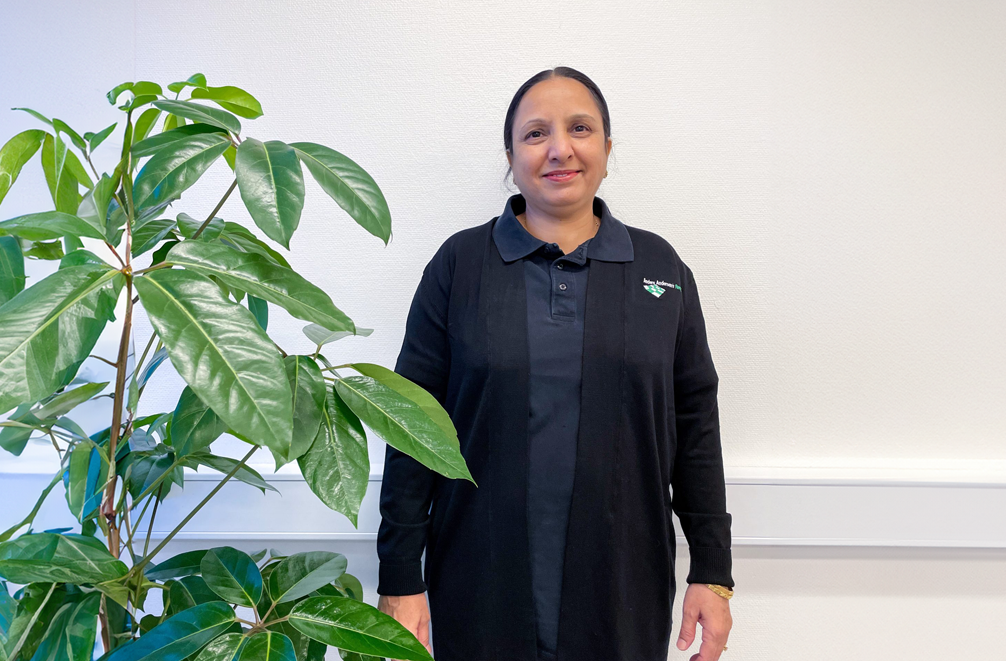 Medarbejderen Sameena fra Anders Andersens Rengøring.