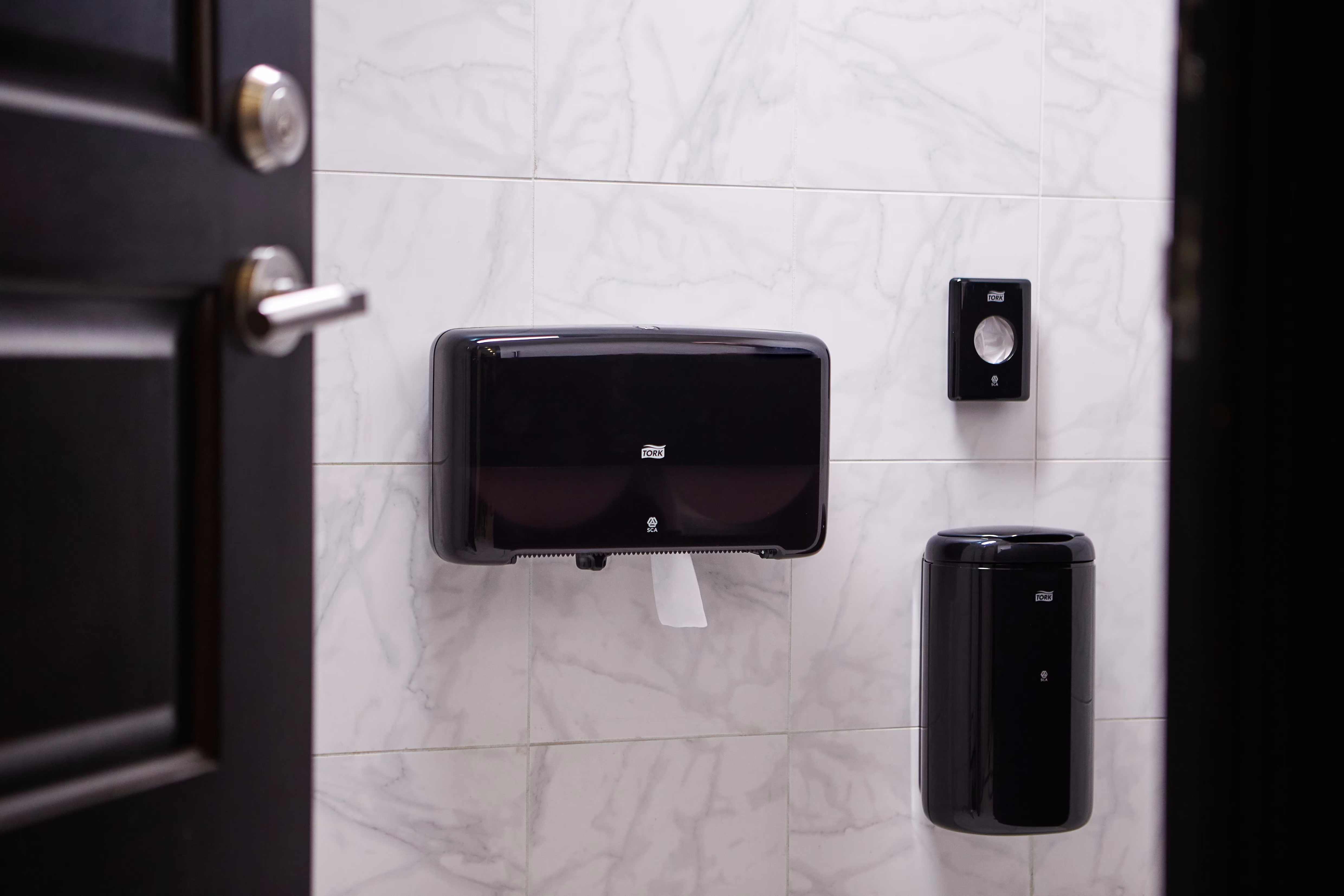 T7 toiletpapir dispenser fra Tork i flot design.