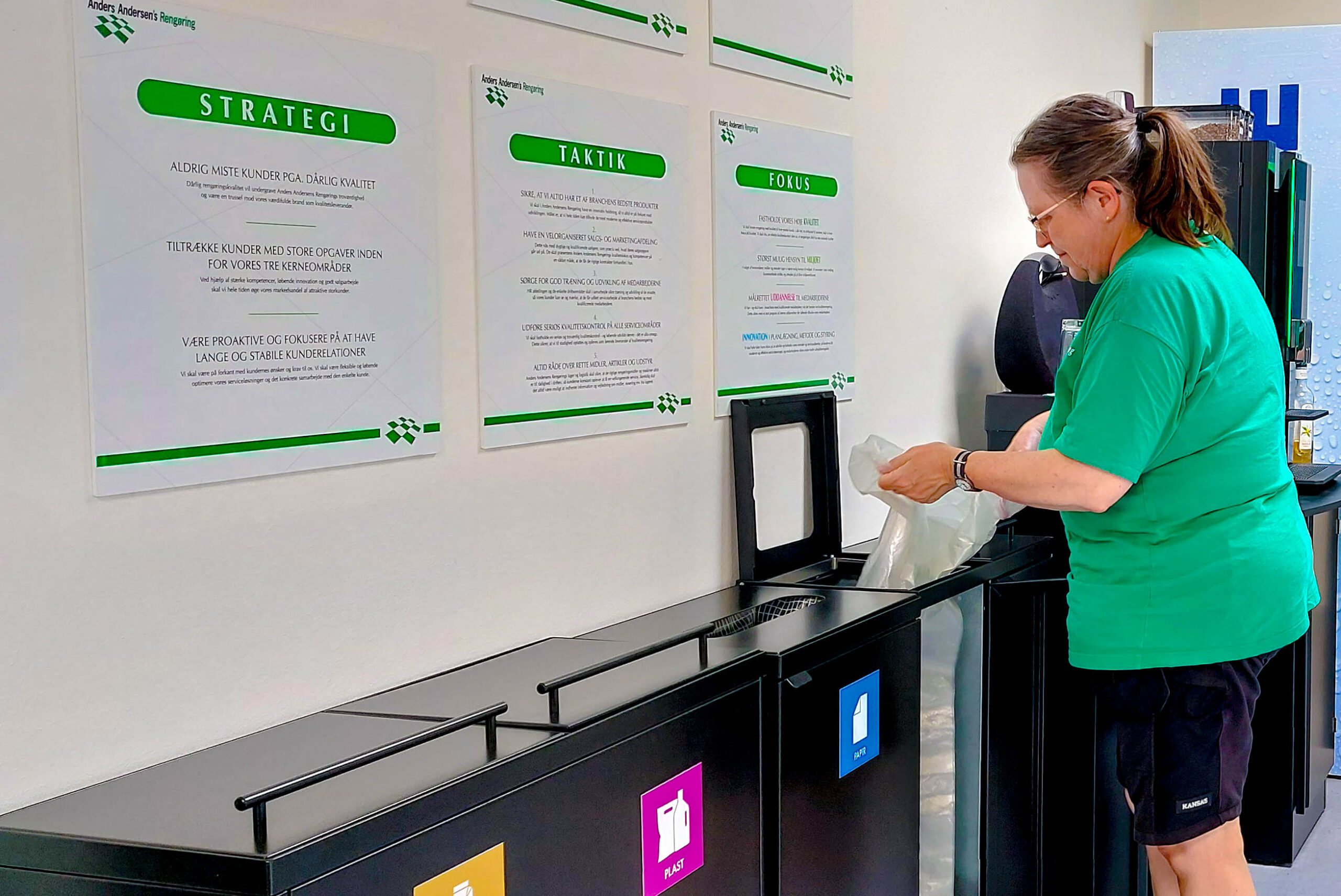 Medarbejder hos Anders Andersens Rengøring skifter til en gennemsigtig skraldepose i forhold til de nye regler for affaldssortering.