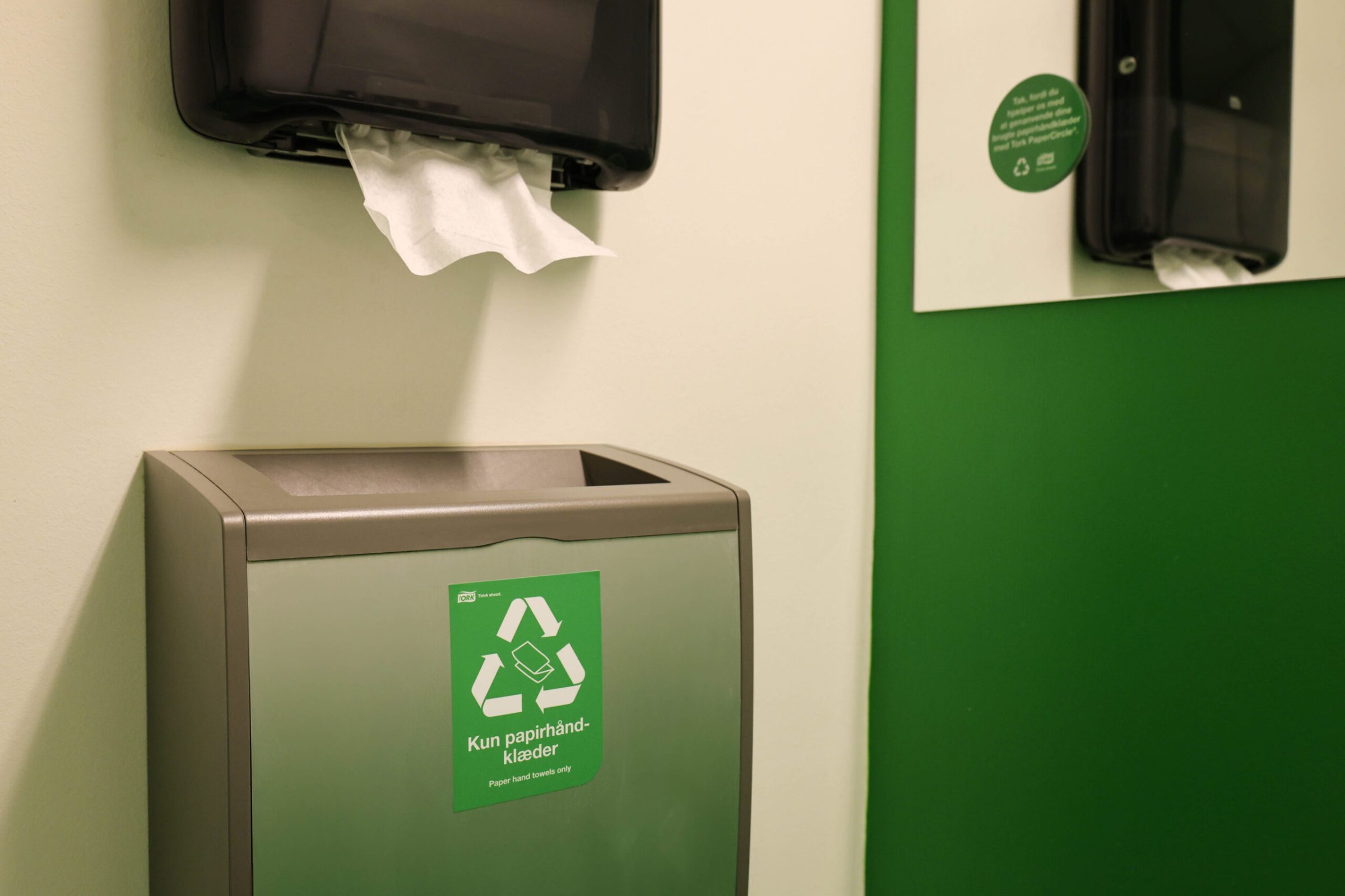 Dispensere hos Danske Handicaporganisationer med klistermærker fra Tork, der fortæller om projektet papercircle