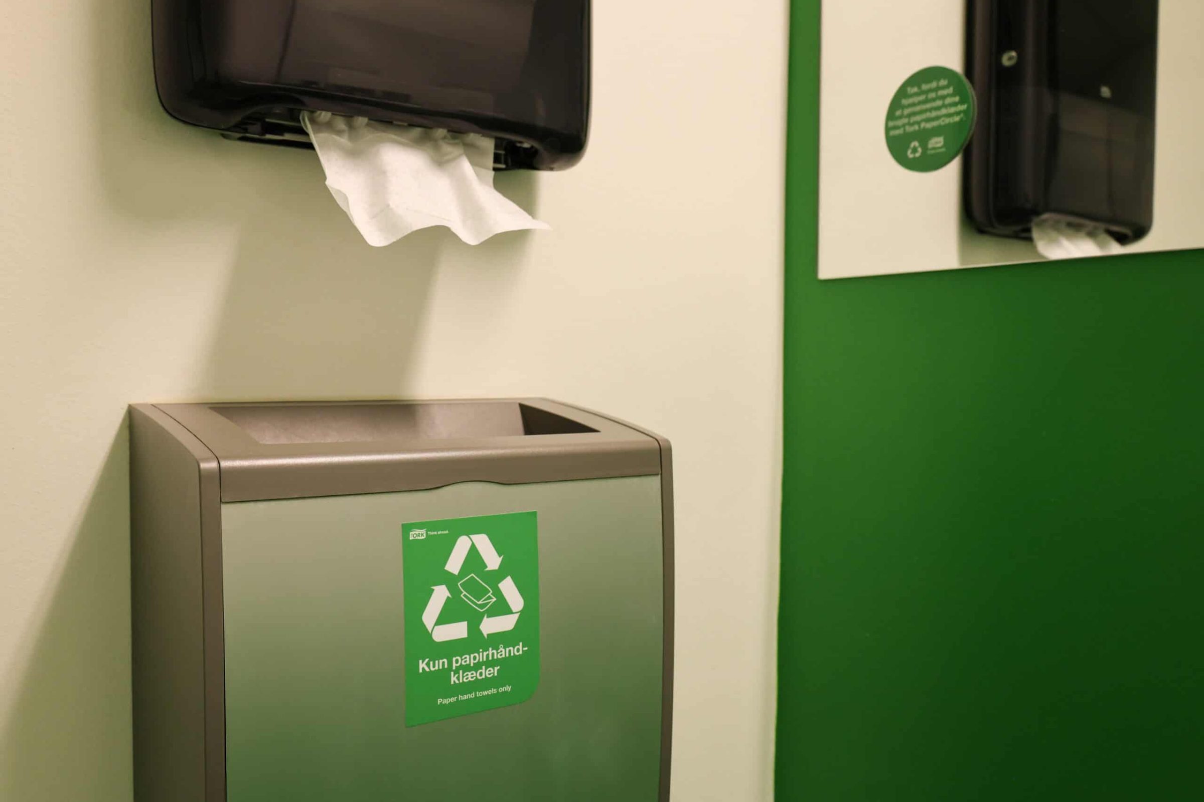 Dispensere hos Danske Handicaporganisationer med klistermærker fra Tork, der fortæller om projektet papercircle
