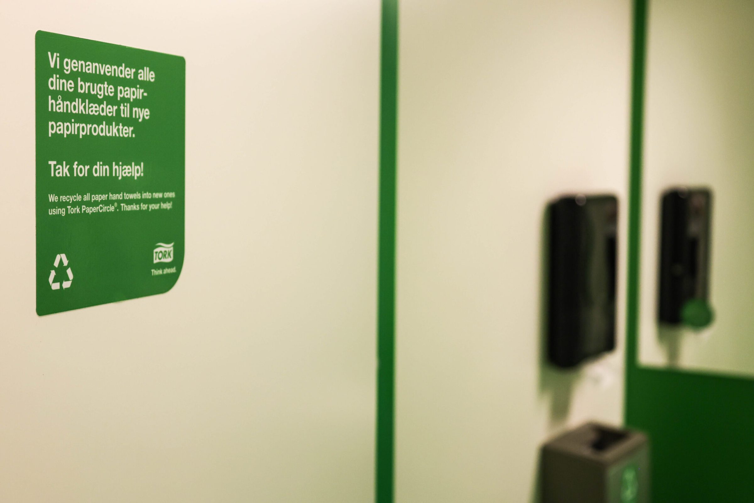 Dispensere hos Danske Handicaporganisationer med klistermærker fra Tork, der fortæller om projektet papercircle