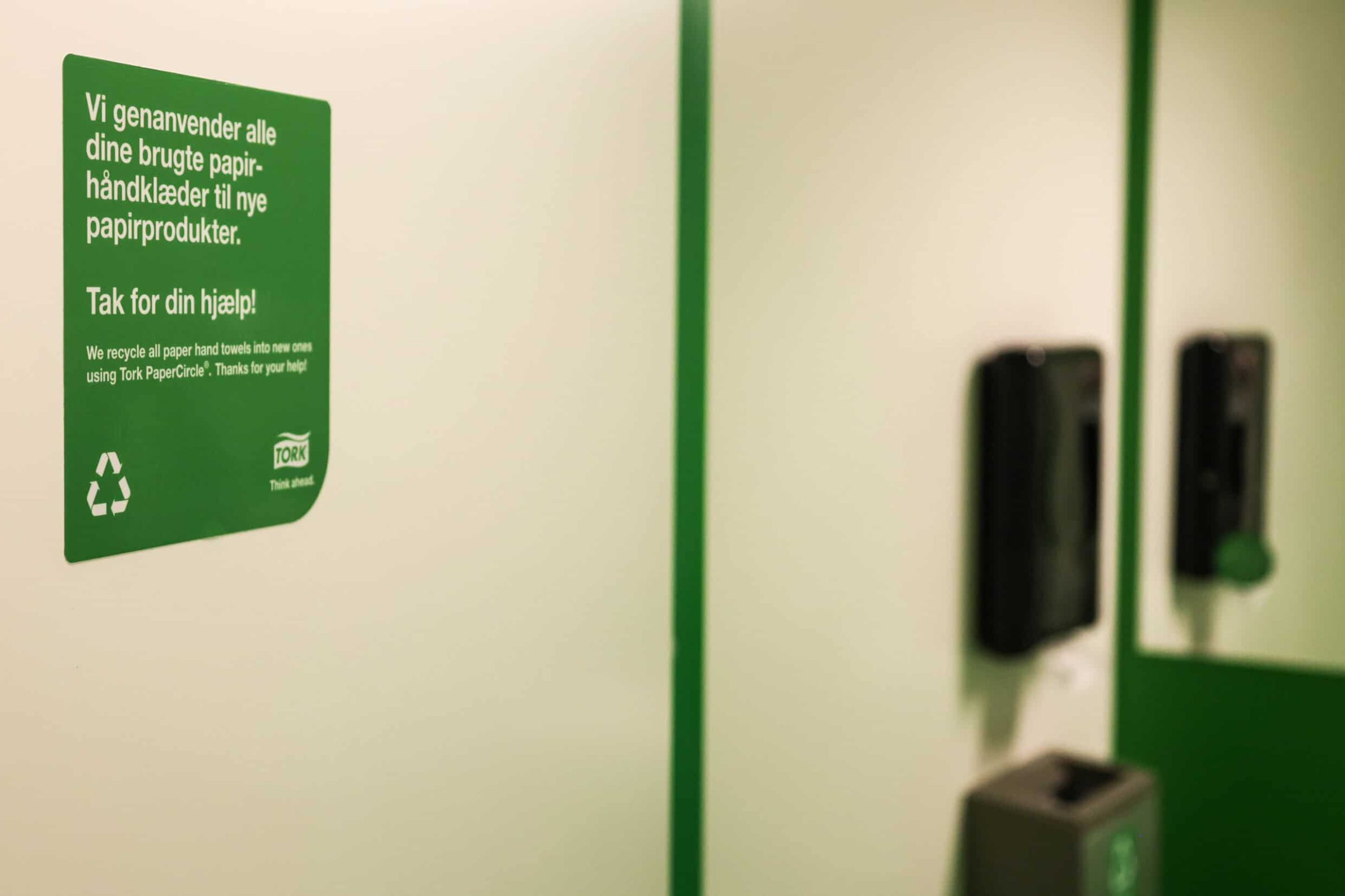 Dispensere hos Danske Handicaporganisationer med klistermærker fra Tork, der fortæller om projektet papercircle