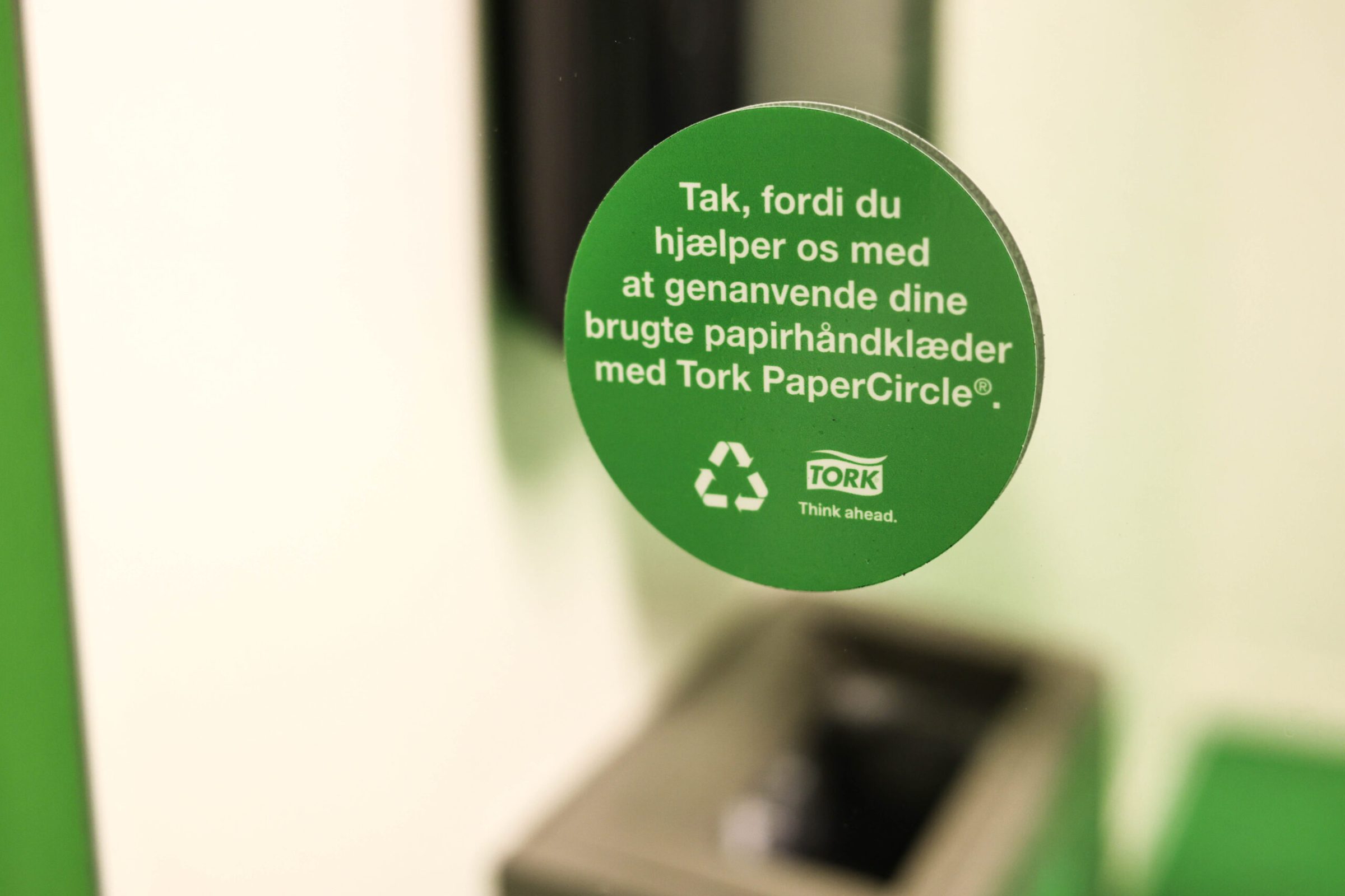 Dispensere hos Danske Handicaporganisationer med klistermærker fra Tork, der fortæller om projektet papercircle